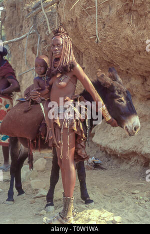 Himba Frau mit ihrem Sohn in der Nähe der Epupa Falls in Namibia Stockfoto