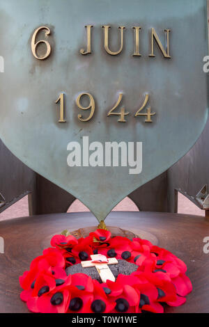 Ein Mohn Kranz unter der Kieffer Flamme Denkmal am Sword Beach, Cabourg, Normandie, Frankreich. Stockfoto