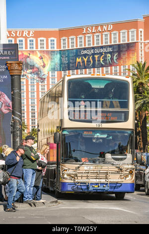 LAS VEGAS, Nevada, USA - Februar 2019: Double Deck Linienbus Reisen Richtung Süden am Las Vegas Boulevard, die auch als "der Strip bekannt ist. Stockfoto