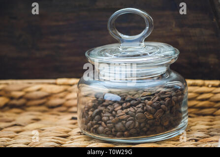 Geröstete Kaffeebohnen in geschlossenen Glas Glas Stockfoto