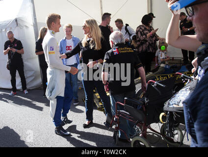 ÖREBRO, Schweden 20160910 Nina Kennedy, Tochter des F1-Legende Ronnie Peterson, spricht mit Marcus Ericsson, Formel 1 Fahrer im Sauber. Hier während der Aufzeichnung des Dokumentarischen uperswede - ein Film über Ronnie Peterson'. Foto Jeppe Gustafsson Stockfoto