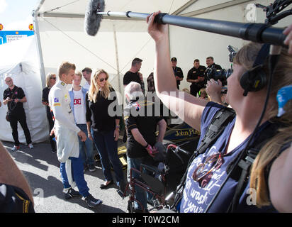 ÖREBRO, Schweden 20160910 Nina Kennedy, Tochter des F1-Legende Ronnie Peterson, spricht mit Marcus Ericsson, Formel 1 Fahrer im Sauber. Hier während der Aufzeichnung des Dokumentarischen uperswede - ein Film über Ronnie Peterson'. Foto Jeppe Gustafsson Stockfoto