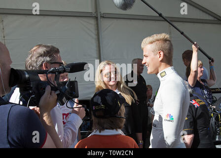 ÖREBRO, Schweden 20160910 Nina Kennedy, Tochter des F1-Legende Ronnie Peterson, spricht mit Marcus Ericsson, Formel 1 Fahrer im Sauber. Hier während der Aufzeichnung des Dokumentarischen uperswede - ein Film über Ronnie Peterson'. Foto Jeppe Gustafsson Stockfoto