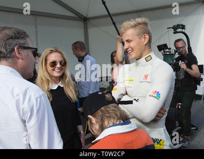 ÖREBRO, Schweden 20160910 Nina Kennedy, Tochter des F1-Legende Ronnie Peterson, spricht mit Marcus Ericsson, Formel 1 Fahrer im Sauber. Hier während der Aufzeichnung des Dokumentarischen uperswede - ein Film über Ronnie Peterson'. Foto Jeppe Gustafsson Stockfoto