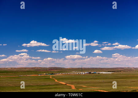 Die Gegentala Grasland und ein Ger (Jurte) Camp nördlich von Hohhot in der Inneren Mongolei, China. Blick von der spirituellen Obo auf einem nahe gelegenen "Berggebiete" blickte Stockfoto