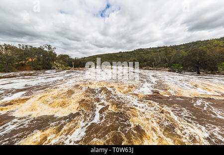 Den Swan River in vollem Durchfluss bei Glocken Rapids nach sehr starker Regen Stockfoto