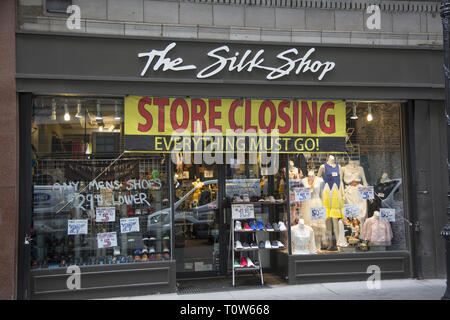 Store closings und Öffnungen sind in New York City, wo die Konkurrenz und um die Kosten für unternehmerische Tätigkeit, sind enorm. Stockfoto