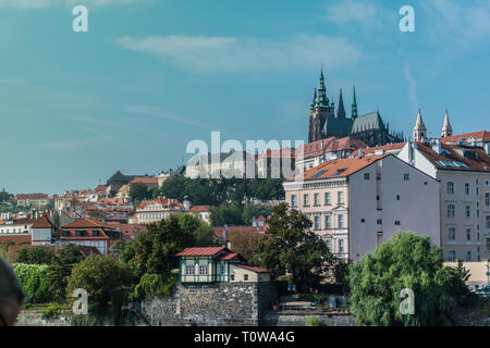 Blick auf die Altstadt von Prag mit den Türmen der Kathedrale der Heiligen Veit, Wenzel und Adalbert Stockfoto