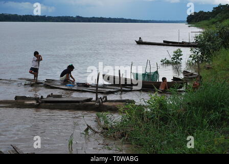 Waschen Frauen Kleidung in den Fluss Amazonas Stockfoto