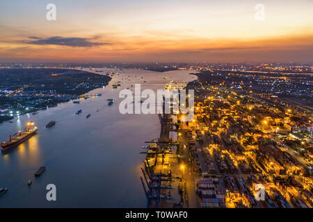 Ansicht von oben Luftbild von Cat Lai-port Container, Ho Chi Minh City mit der Entwicklung Gebäude, Transport, Energie und Infrastruktur. Vietnam Stockfoto