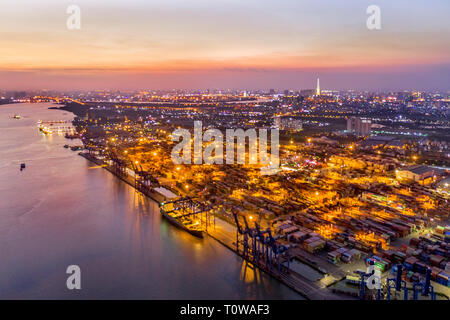 Ansicht von oben Luftbild von Cat Lai-port Container, Ho Chi Minh City mit der Entwicklung Gebäude, Transport, Energie und Infrastruktur. Vietnam Stockfoto