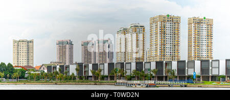 Architektur riverside Stadt mit Wolkenkratzern tausende von luxuriösen Apartments im Inneren, die städtische Wirtschaftsförderung Stadt Stockfoto