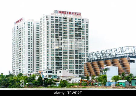 Architektur riverside Stadt mit Wolkenkratzern tausende von luxuriösen Apartments im Inneren, die städtische Wirtschaftsförderung Stadt Stockfoto