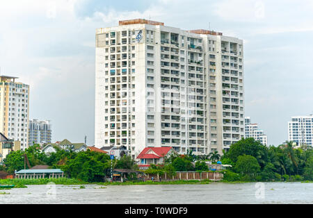 Architektur riverside Stadt mit Wolkenkratzern tausende von luxuriösen Apartments im Inneren, die städtische Wirtschaftsförderung Stadt Stockfoto