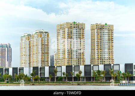 Architektur riverside Stadt mit Wolkenkratzern tausende von luxuriösen Apartments im Inneren, die städtische Wirtschaftsförderung Stadt Stockfoto