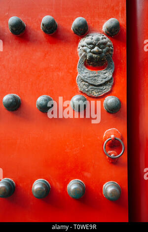 Traditionelle chinesische rote Tür in der Verbotenen Stadt in Peking, China Stockfoto