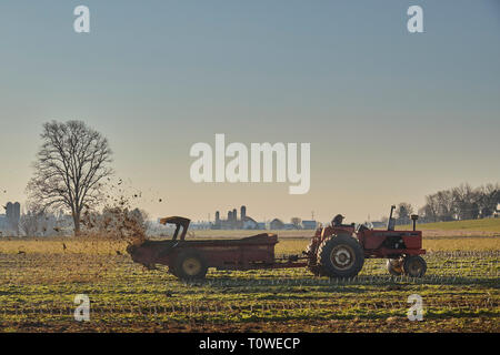 Von Dünger-wurfstreuern bei der Arbeit auf einer Lancaster County, Pennsylvania Farm. Stockfoto