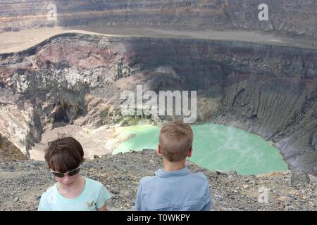 Kinder auf der Oberseite von Santa Ana Vulkan in El Salvador ein Blick auf die türkis Schwefel Crater Lake Stockfoto