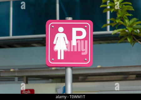 Parkplatz nur für Frauen. Lady parken Schild an der Straße. Ein Verkehr rosa Farbe Zeichen für Autofahrer ihre Autos zu parken. Stockfoto