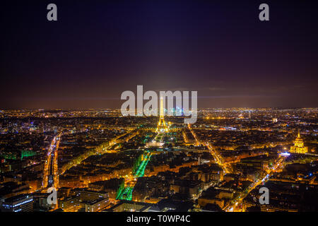 Antenne Panoramablick auf die herrliche Stadt von Paris mit dem Eiffelturm (Tour Eiffel) bei Nacht beleuchtet. Paris, Frankreich, Europa Stockfoto