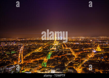 Antenne Panoramablick auf die herrliche Stadt von Paris mit dem Eiffelturm (Tour Eiffel) bei Nacht beleuchtet. Paris, Frankreich, Europa Stockfoto
