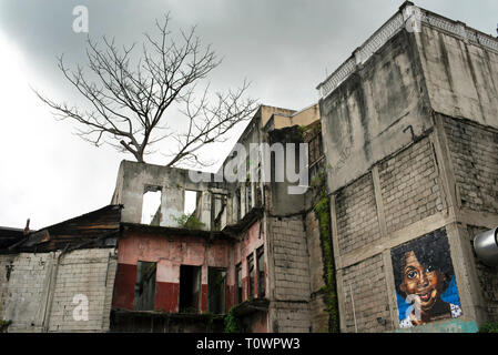 Abgebrochene Wohnhaus mit einem Baum innen wächst. Verfallenes Straßenszene in Casco Viejo (Casco Antiguo). Panama City, Panama. Okt 2018 Stockfoto