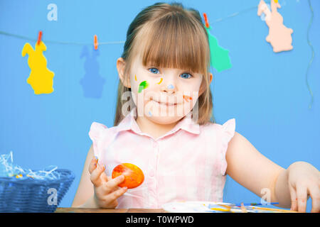 Nett lächelnden Mädchen malen bunte Ostereier Stockfoto