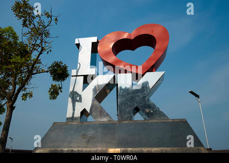 Ein ICH LIEBE KK scuplture an der Küste promendae in Kota Kinabalu, Sabah, Borneo, Malaysia. Stockfoto