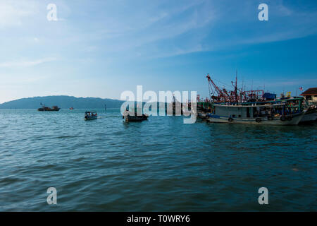 Fischerboote auf der schönen, blauen South China Sea in Kota Kinabalu, Sabah, Borneo, Malaysia. Stockfoto