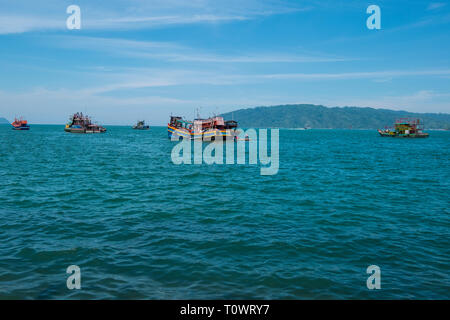 Fischerboote auf der schönen, blauen South China Sea in Kota Kinabalu, Sabah, Borneo, Malaysia. Stockfoto