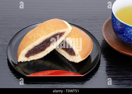 Dorayaki, Japanisch Süßwaren auf Holz- fach, auf Tisch Stockfoto