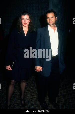 WESTWOOD, CA - 28. Februar: Schauspielerin Mia Sara und Schauspieler Clayton Rohner besuchen Frauen im FIlm nutzen Premiere von 'Angie', am 28. Februar 1994 an avco Theater in Westwood, Kalifornien. Foto von Barry King/Alamy Stock Foto Stockfoto