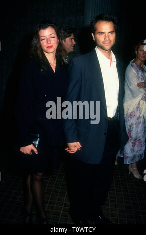 WESTWOOD, CA - 28. Februar: Schauspielerin Mia Sara und Schauspieler Clayton Rohner besuchen Frauen im FIlm nutzen Premiere von 'Angie', am 28. Februar 1994 an avco Theater in Westwood, Kalifornien. Foto von Barry King/Alamy Stock Foto Stockfoto