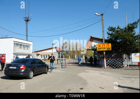 Zeichen Gefahr und während der Fahrt durch ein Hindernis auf der Kreuzung Dytiatky, wo Tschernobyl Sperrzone beginnt. 20. April 2018. Dytiatky, Ukraine Stockfoto