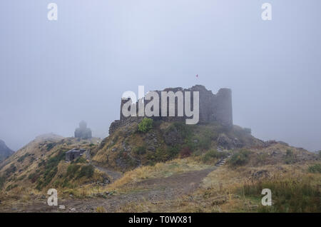 Die Festung Amberd und St. Astvatsatsin (Heilige Mutter Gottes) Kirche in der Steigung des Aragats Berg in den Wolken. Armenien Stockfoto