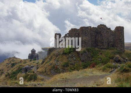 Die Festung Amberd und St. Astvatsatsin (Heilige Mutter Gottes) Kirche in der Steigung des Aragats Berg in den Wolken. Armenien Stockfoto