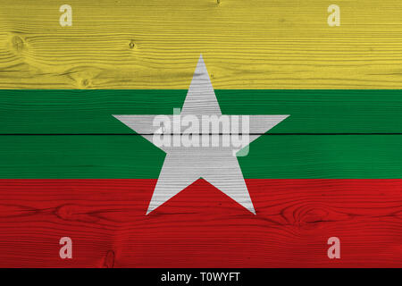 Myanmar Flagge auf alten Laufbelag gemalt. Patriotischen Hintergrund. Nationalflagge von Myanmar Stockfoto