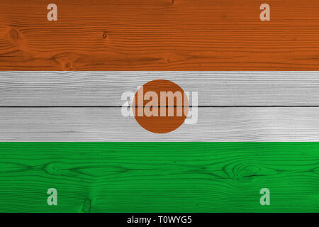 Niger Flagge auf alten Laufbelag gemalt. Patriotischen Hintergrund. Nationalflagge von Niger Stockfoto