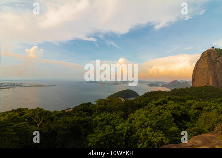 Landschaft der Baia De Guanabara bei Sonnenuntergang. Stockfoto