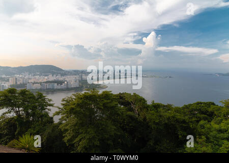 Die Rio de Stadtbild Blick bei Sonnenuntergang. Stockfoto