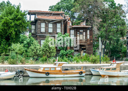 Istanbul, Türkei, 15. Juni 2006: Alte Kurbaglidere Holzhäuser und Boote auf dem Fluss im Stadtteil Kadiköy Istanbul. Stockfoto