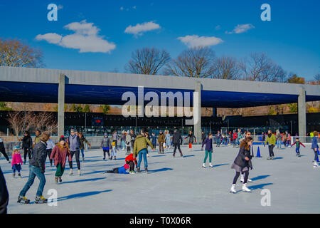 Kinder und Erwachsene erfreuen sich Eislaufen in Prospect Park, NY, Frühling 2019 Stockfoto