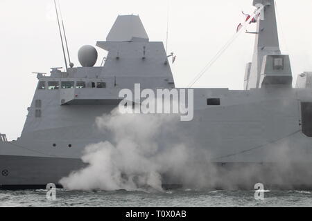 FS Aquitanien (D 650), eine Aquitaine - Zerstörer von der Französischen Marine betrieben, vorbei an Greenock zu Beginn der Übung gemeinsame Krieger 14-1. Stockfoto