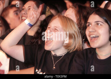 Eine vordere Reihe Ventilator angezeigt Spaß während einer "live"-Konzert. Stockfoto