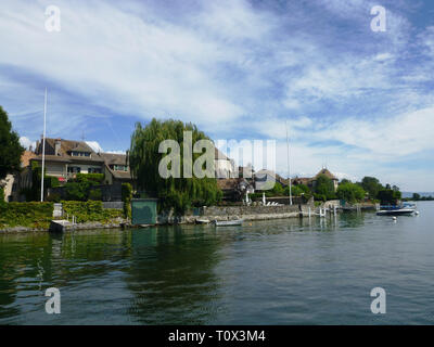 Genfer See - ruhige Aussicht auf die Küste. Häuser und Boote Stockfoto