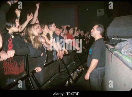 Vordere Reihe Konzert Fans sind bis vor die Bühne Barrikade gesäumt während einer "live"-Leistung. Stockfoto