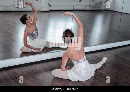 Schönes elegantes Ballett Tänzerin vor dem Spiegel sitzen Stockfoto