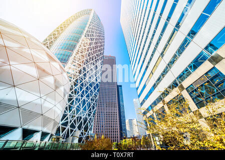 Asien Business Konzept für Immobilien und Corporate Bau-Blick im Financial District, die Silhouetten der Wolkenkratzer blau spiegeln Stockfoto