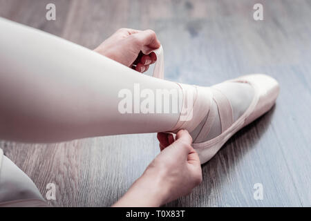 Blick von oben auf ein Ballerinas Fuß in Pointe shoe Stockfoto