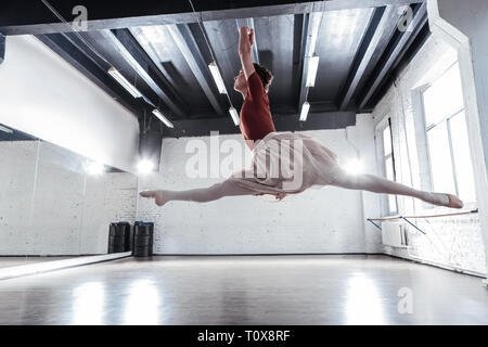 Schöne qualifizierte Ballerina tun Splits in der Luft Stockfoto